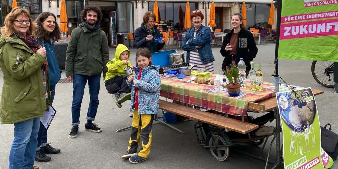 Suppenstand auf der Kirchgasse: Grüne schenken Gründonnerstagssuppe aus. Grüne Olten