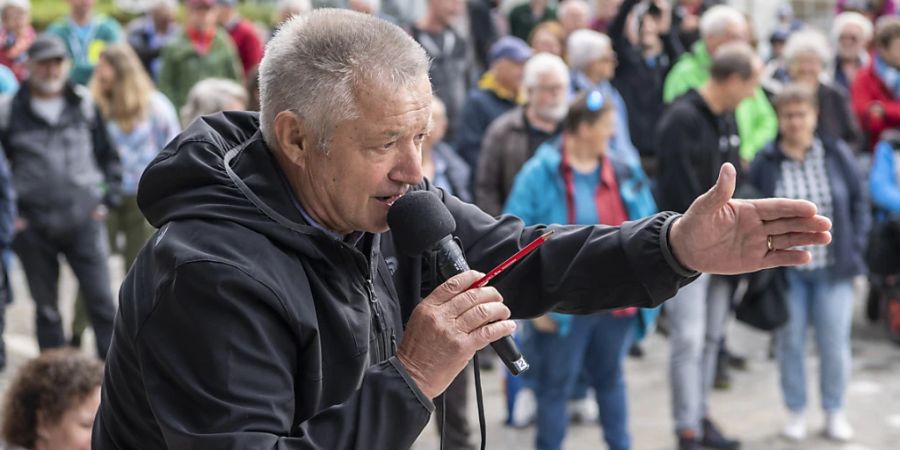 Gantrufer Bruno Furrer sorgte dafür, dass an der Gant der Pilatus Bahnen am Samstag ein Triebwagen für über 10'000 Franken einen neuen Besitzer fand.