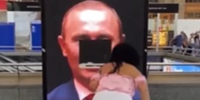 Zürich - Frau zertrümmert Putin-Installation am HB mit Hammer