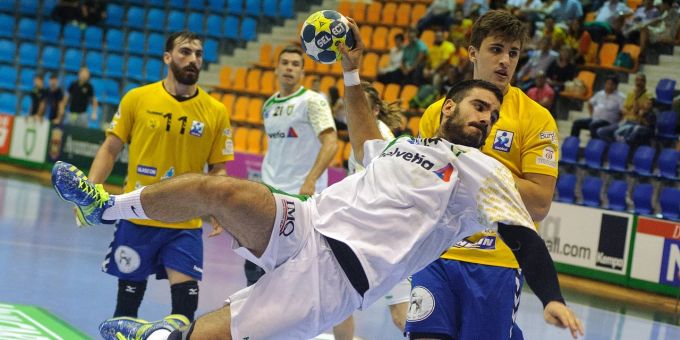Ein Handballspieler setzt zum Wurf an. (Symbolbild) Handball Symbolbild