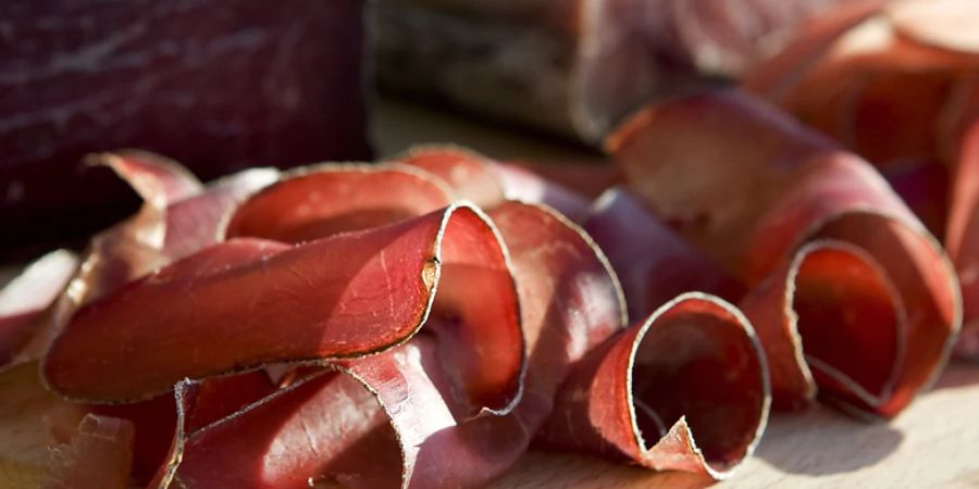 Schweizer Fleisch- und Milchprodukte mit geschützten Bezeichnungen schneiden in einer 2022 durchgeführten nationalen Kontrolle besser ab als noch 2015. (Symbolbild)