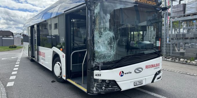 In Schafisheim kollidierte ein Lieferwagen mit einem Bus. Unfall in Schafisheim