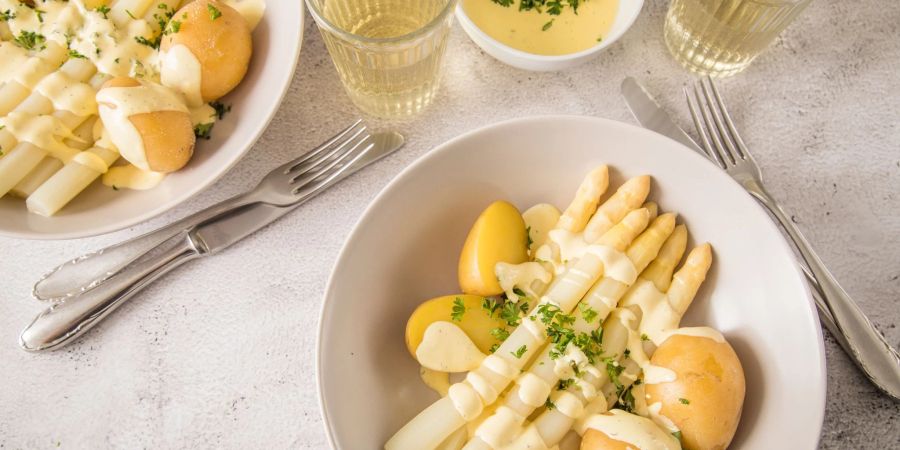 In Spargel steckt zu einem grossen Teil Wasser, weshalb er nur wenig Kalorien hat.