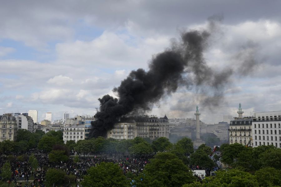 Es wurden bei den Demonstrationen mehrere Menschen verletzt. (AP Photo/Thibault Camus)