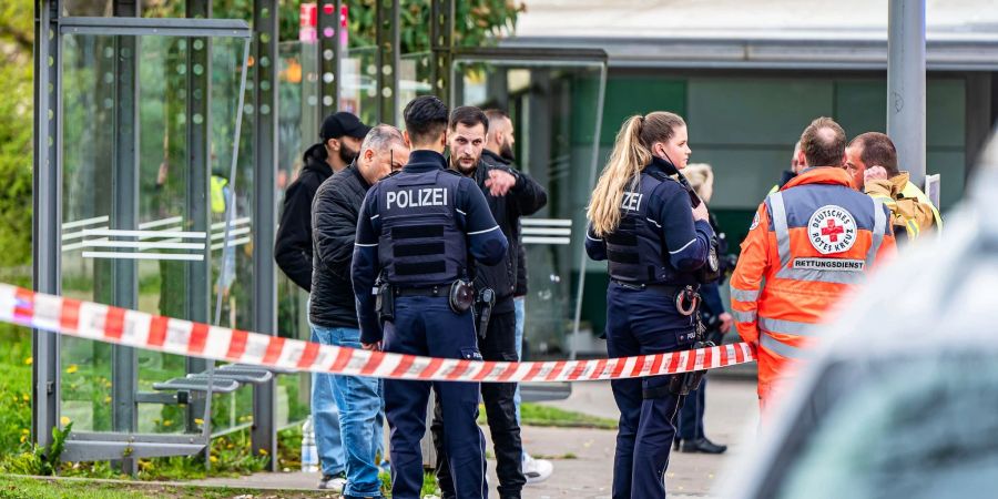 Einsatzkräfte der Polizei sichern Spuren am Tatort in Lüdenscheid.