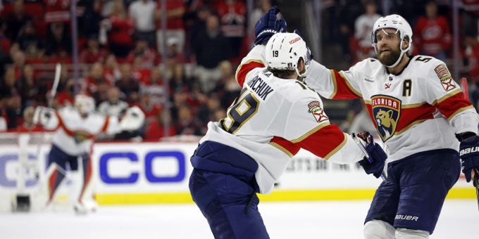 Floridas Matthew Tkachuk (l) feiert seinen Siegtreffer gegen die Carolina Hurricanes. Panthers Hurricanes Hockey NHL