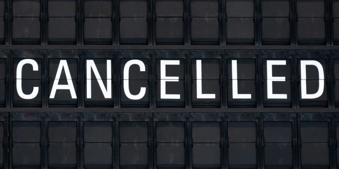 Der Schriftzug «Cancelled» ist auf einer Anzeigetafel zu sehen. Der Schriftzug «Cancelled» ist auf einer Anzeigetafel zu sehen.
