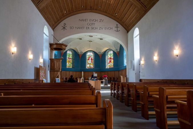Pfarrer Markus Zürcher zeichnet seine Predigt für den 19. April 2020  in der Kirche Münsingen auf.