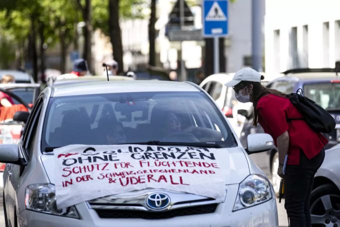 Eine Demonstration mit dem Auto in Zürich. auto demo zürich