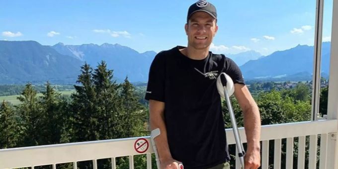 «Der Bachelor» 2020: Sebastian Preuss zeigt stolz seine Krücken. Der Bachelor 2020