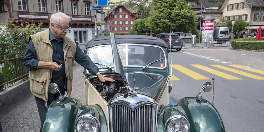 Ein Oldtimer in Sarnen OW - in der Schweiz dominieren englische Fahrzeugmarken wie MG, Jaguar, Triumph dominieren gegenüber deutschen leicht. (Archivbild)