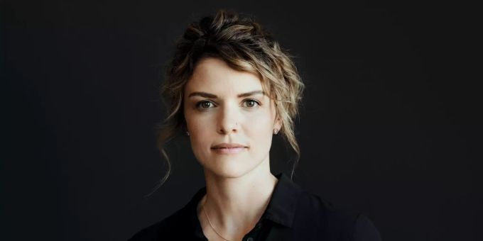 Fabienne, aufrecht, kommunikativ, Polizistin.