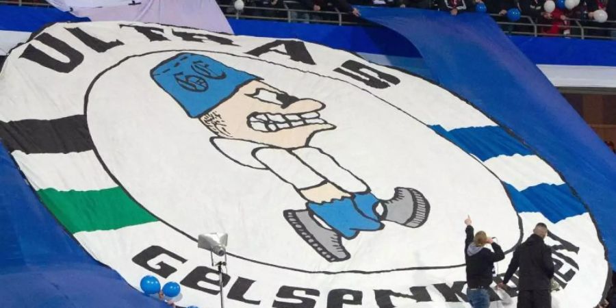 Im Stadion konnten die Ultras vom FC Schalke 04 wegen der Geisterspiele ihrem Unmut keine Luft verschaffen. Foto: Timm Schamberger/dpa
