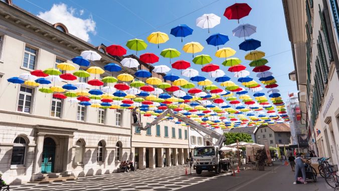 Regenschirme über der Oltner Kirchgasse