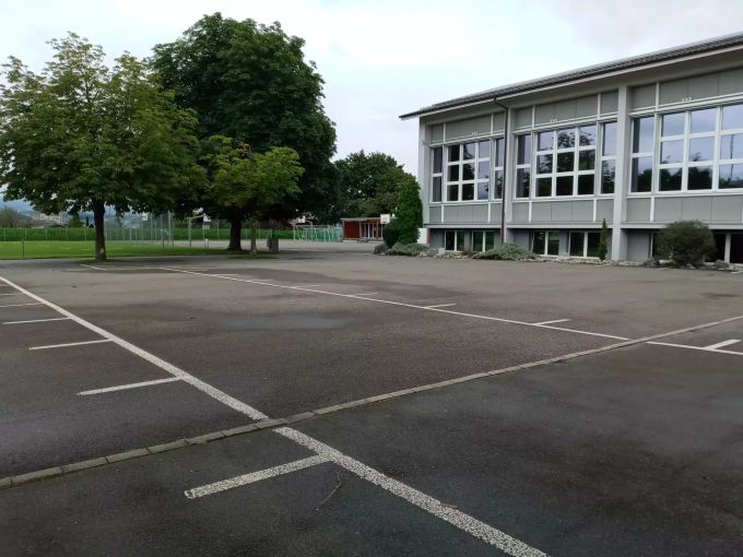 Auf der Mitte des Parkplatzes wird das Restaurant die beiden Sektoren trennen Steffisburg Schönau