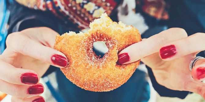 Frau hält Donut