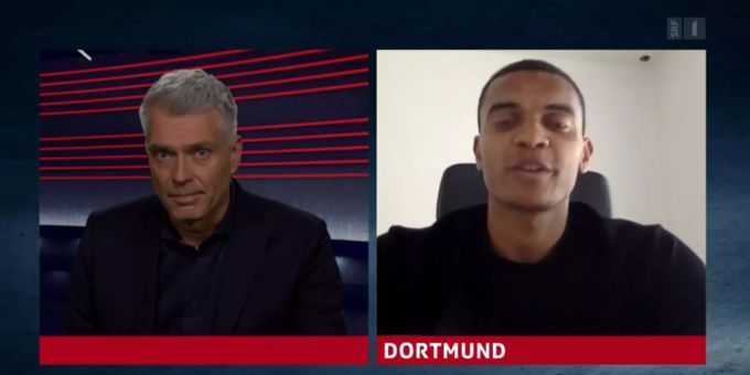 In der «Arena» aus Dortmund zugeschaltet: Moderator Sandro Brotz (links) spricht mit Nati-Star Manuel Akanji. «Arena» Manuel Akanji