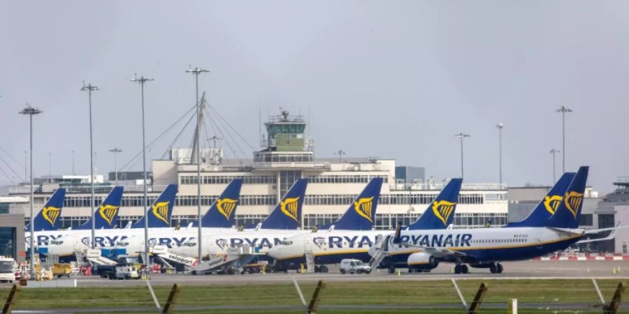 Geparkte Ryanair-Maschinen auf dem Airport Dublin