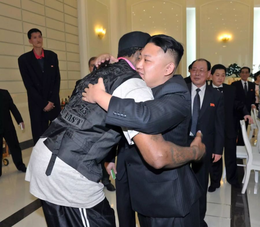 Dennis Rodman und Kim Jong Un umarmen sich.