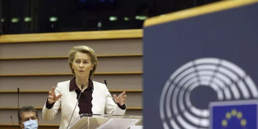 Kommissionspräsidentin Ursula von der Leyen äussert sich im Europäischen Parlament. Von der Leyen verteidigte die Beschlüsse des. Foto: Francois Walschaerts/AFP Pool/dpa