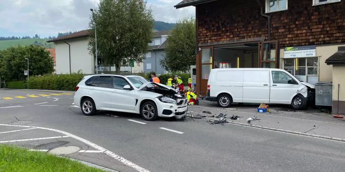 Unterägeri ZG: Einmal Vortritt missachtet – zweimal Totalschaden. Unterägeri ZG: Einmal Vortritt missachtet – zweimal Totalschaden