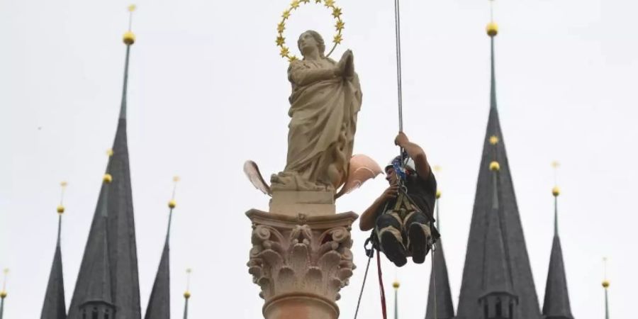 Auf dem Prager Altstädter Ring wurde am Donnerstag der Wiederaufbau der historischen Mariensäule abgeschlossen. Foto: Michal Kamaryt/CTK/dpa