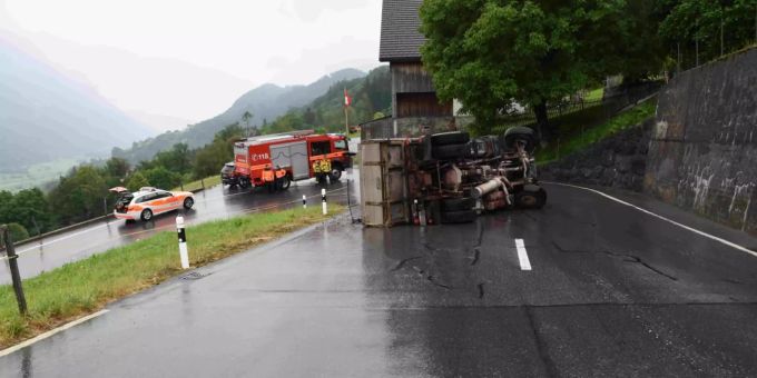 Auf der Flumserbergstrasse ist ein Lastwagen umgekippt. flumserberg