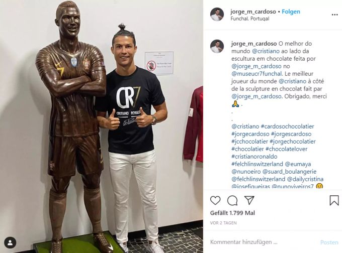 Cristiano Ronaldo posiert neben seiner Schoggi-Figur. Cristiano Ronaldo