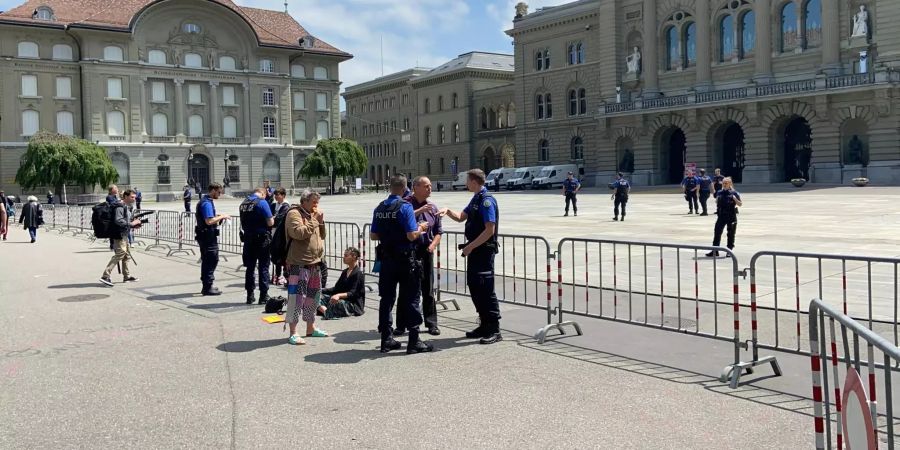 Wer ein skurriles Masken-Attest vorweist, dem drohen keine Konsequenzen. Diese Annahme ist falsch.