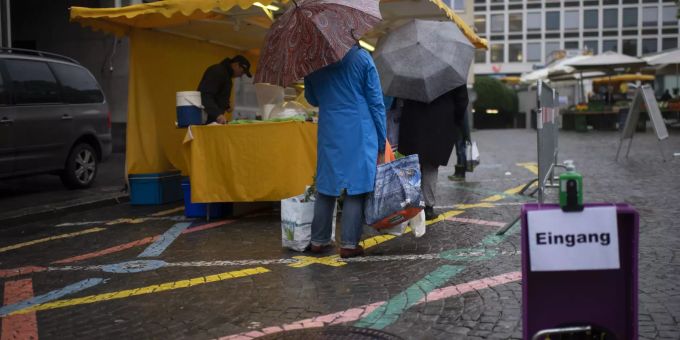 Menschen stehen Schlange, beim ersten Bauernmarkt des Jahres, aufgenommen am Freitag, 15. Mai 2020, in St. Gallen. Der Bauernmarkt kann nach dem Coronavirus-Lockdown unter Auflagen wieder durchgeführt werden. bauernmarkt st.gallen