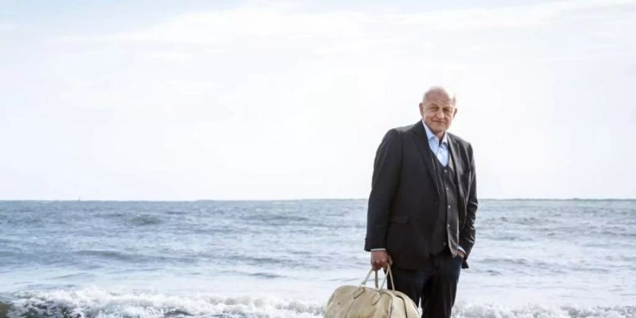 Ein Mann im Wasser: Georg Wilsberg (Leonard Lansink). Foto: Thomas Kost/ZDF/dpa