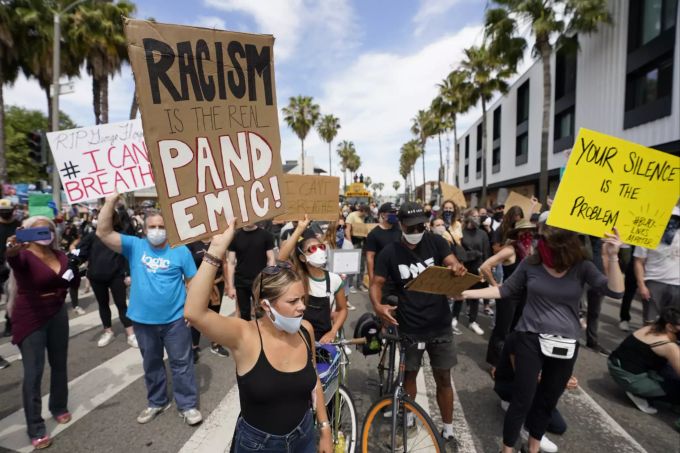 Demonstranten heute Dienstag in Los Angeles. Los Angeles