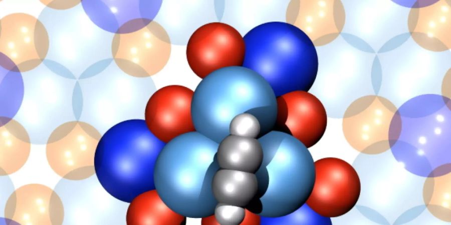 Ein Motor, der nur aus 16 Atomen besteht: Atomares Strukturmodel eine einzelnen 4-atomigen Acetylen-Rotors (grau-weisse Kugeln) auf der chiral (d.h. händischen) PdGa Oberfläche (blaue Kugel -> Palladium, rote Kugeln -> Gallium).