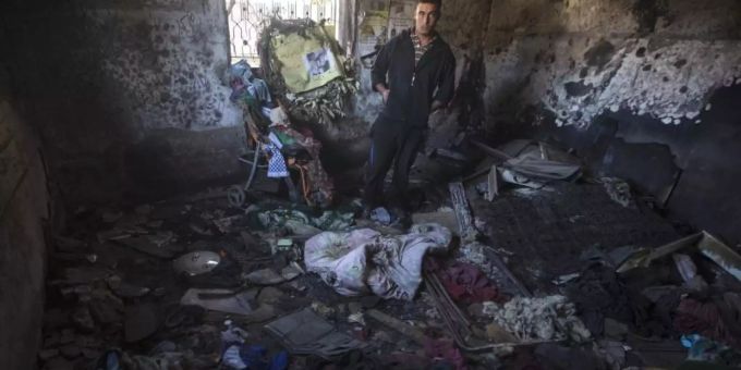Das Archivfoto zeigt einen ausgebrannten Raum in dem Haus im Ort Duma. Foto: Atef Safadi/EPA/dpa Das Archivfoto zeigt einen ausgebrannten Raum in dem Haus im Ort Duma. Foto: Atef Safadi/EPA/dpa