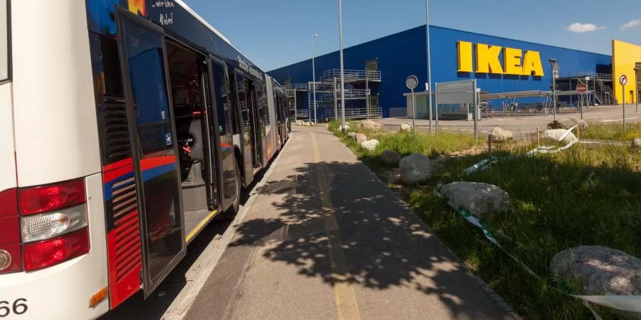 Bushaltestelle IKEA Spreitenbach.