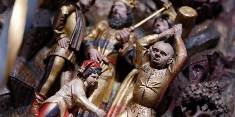 Die Szene "Martyrium des Hl Georg aus dem Georgsretabel aus der Kirche St. Nicolai in Kalkar" aus der Werkstatt des Arnt Beeldersnider. Foto: Henning Kaiser/dpa