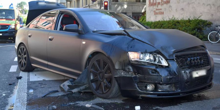 Drei Personen bei Kollision zwischen zwei Autos verletzt