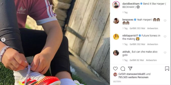 Stolz zeigt David Beckham wie Harper sich fürs Fussballtraining bereit macht. David Beckham