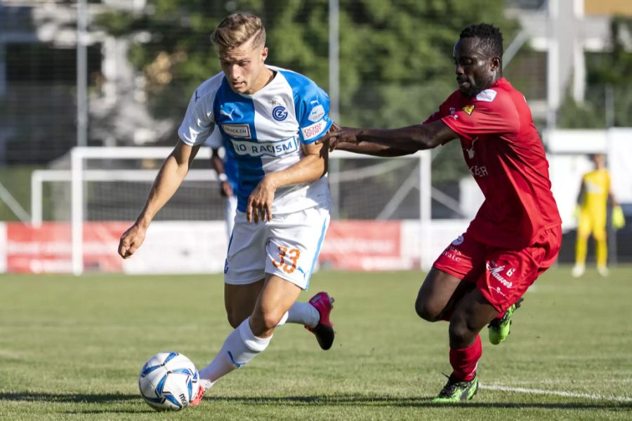 Grasshopper Giotto Morandi (l.) im Zweikampf gegen Winterthurs Ousmane Doumbia.