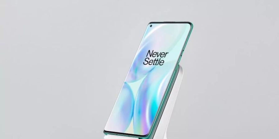 Die Warp Charge genannte Ladetechnologie von OnePlus gibt es nun auch für drahtlosen Stromtransfer. Damit soll das Smartphone auch ohne Kabel schnell aufgeladen werden. Foto: OnePlus/dpa-tmn