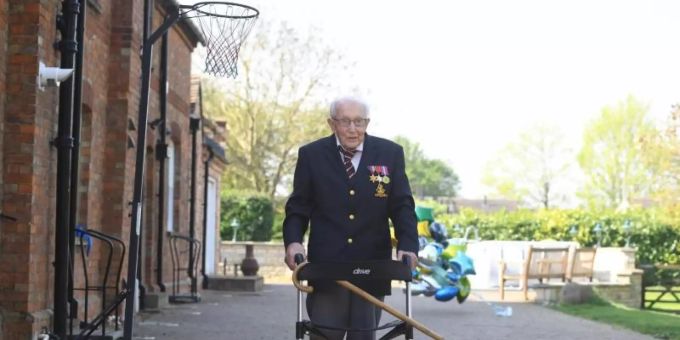 Der Kriegsveteran Tom Moore unterwegs mit seinem Rollator. Tom Moore