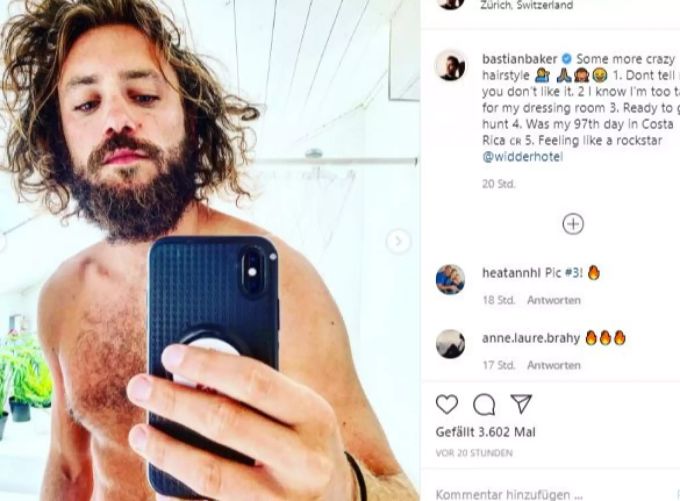 Bastian Baker posiert vor dem Spiegel. baker