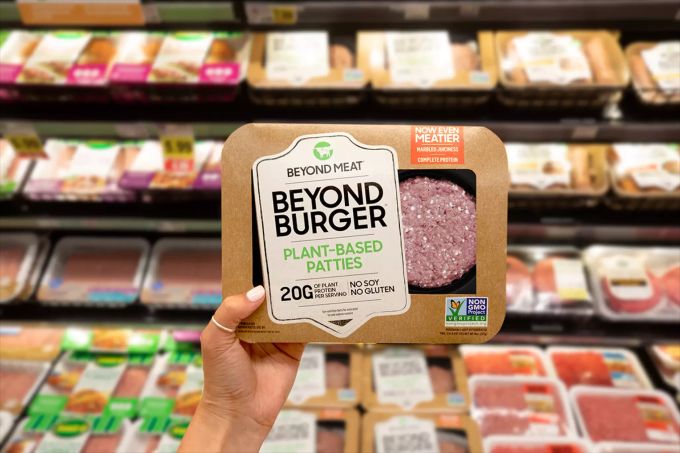 Die Beyond Burger sind vegan. Auf der Verpackung prangt gross die Bezeichnung «plant-based» (pflanzenbasiert). Vegan Beyond Burger