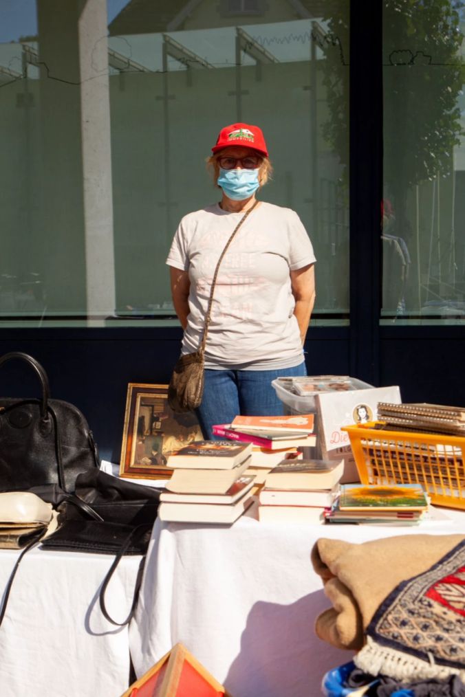 Ingrid J. verkauft Bücher und Taschen am Flohmarkt