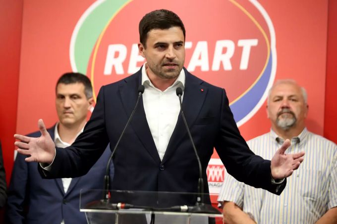Davor Bernardic (M), Vorsitzender der Sozialdemokratischen Partei Kroatiens (SDP) und Leiter des Wahlbündnisses «Hrvatska raste» (Kroatien wächst), spricht zu seinen Unterstütztern. Die regierende Kroatische Demokratische Gemeinschaft (HDZ) hat die Parlamentswahl in Kroatien klar für sich entschieden. Bernardic gestand die Niederlage ein und gratulierte dem Wahlsieger. Parlamentswahlen in Kroatien