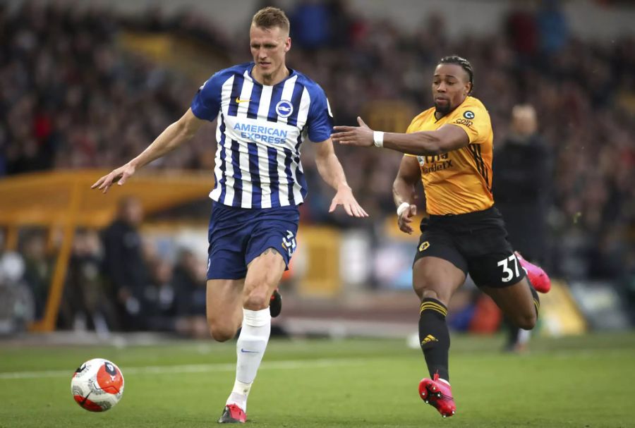 Brighton and Hove Albion mit Dan Burn (l.) klassieren sich derzeit auf Platz 15 und stehen damit nicht auf einem direkten Abstiegsplatz. Trotzdem wehrt sich der Verein gegen die Pläne der Premier League.