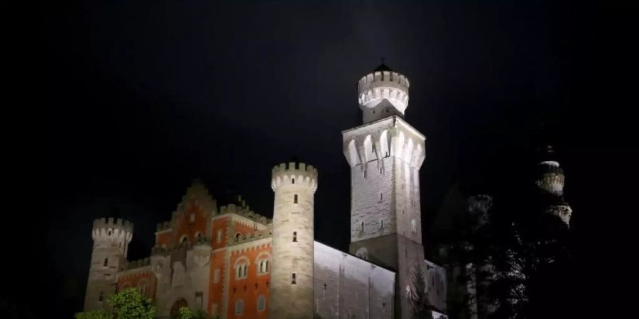Das Schloss Neuschwanstein im strömenden Regen. Foto: Karl-Josef Hildenbrand/dpa