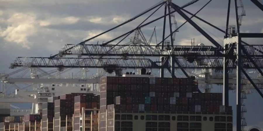 Containerschiff in Newark: Die OECD erwartet die schlimmste Rezession zu Friedenszeiten seit 100 Jahren. Foto: Mark Lennihan/AP/dpa