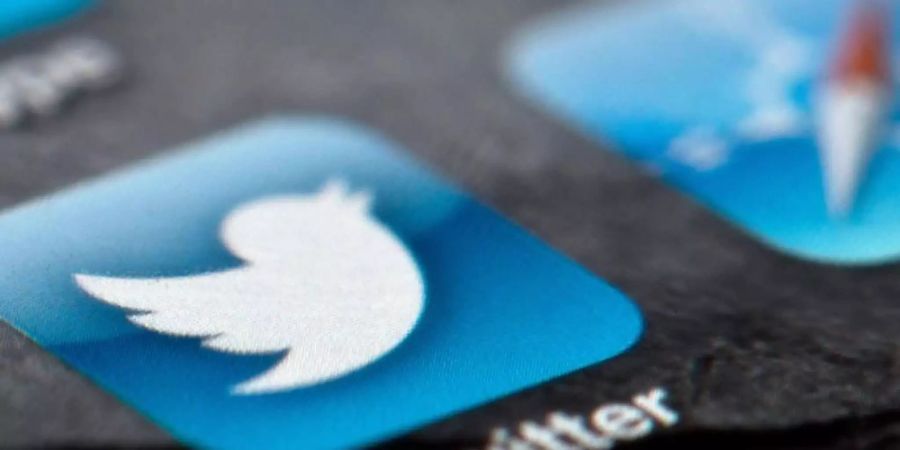 Das Display eines Smartphones zeigt das Icon des Kurznachrichtendienstes Twitter. Foto: Soeren Stache/dpa