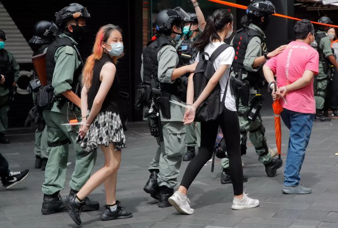 Protestler in Hongkong werden nach dem Erlass des neuen Sicherheitsgesetzes von Polizisten abgeführt. Hongkong